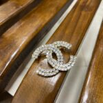 گل سینه نگینی