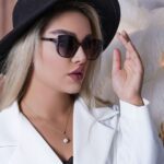 عینک جیمی چو بغل شاین