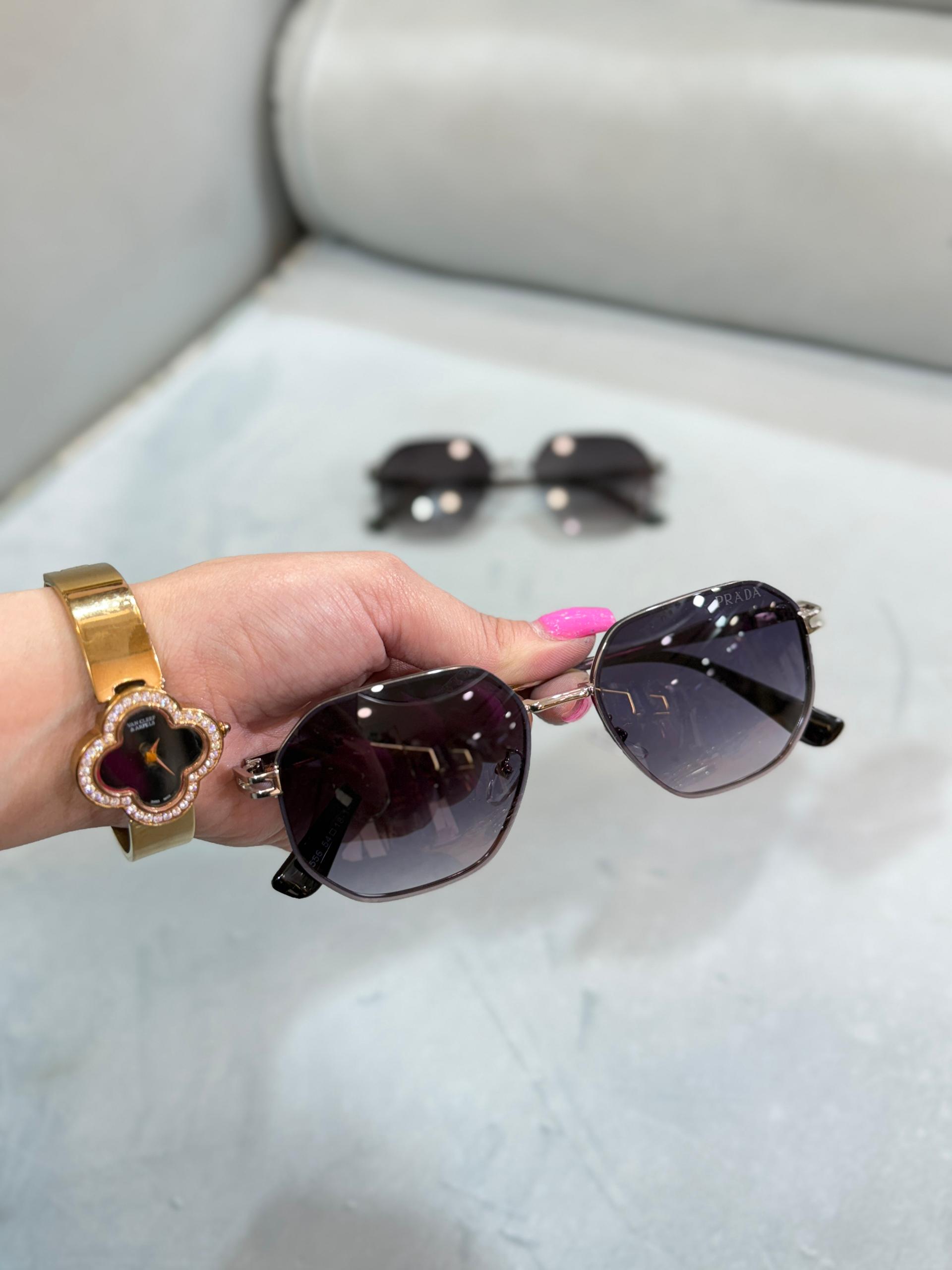 IMG-20250917-WA0295 عینک پرادا فریم طلایی بزرگ - Image 2