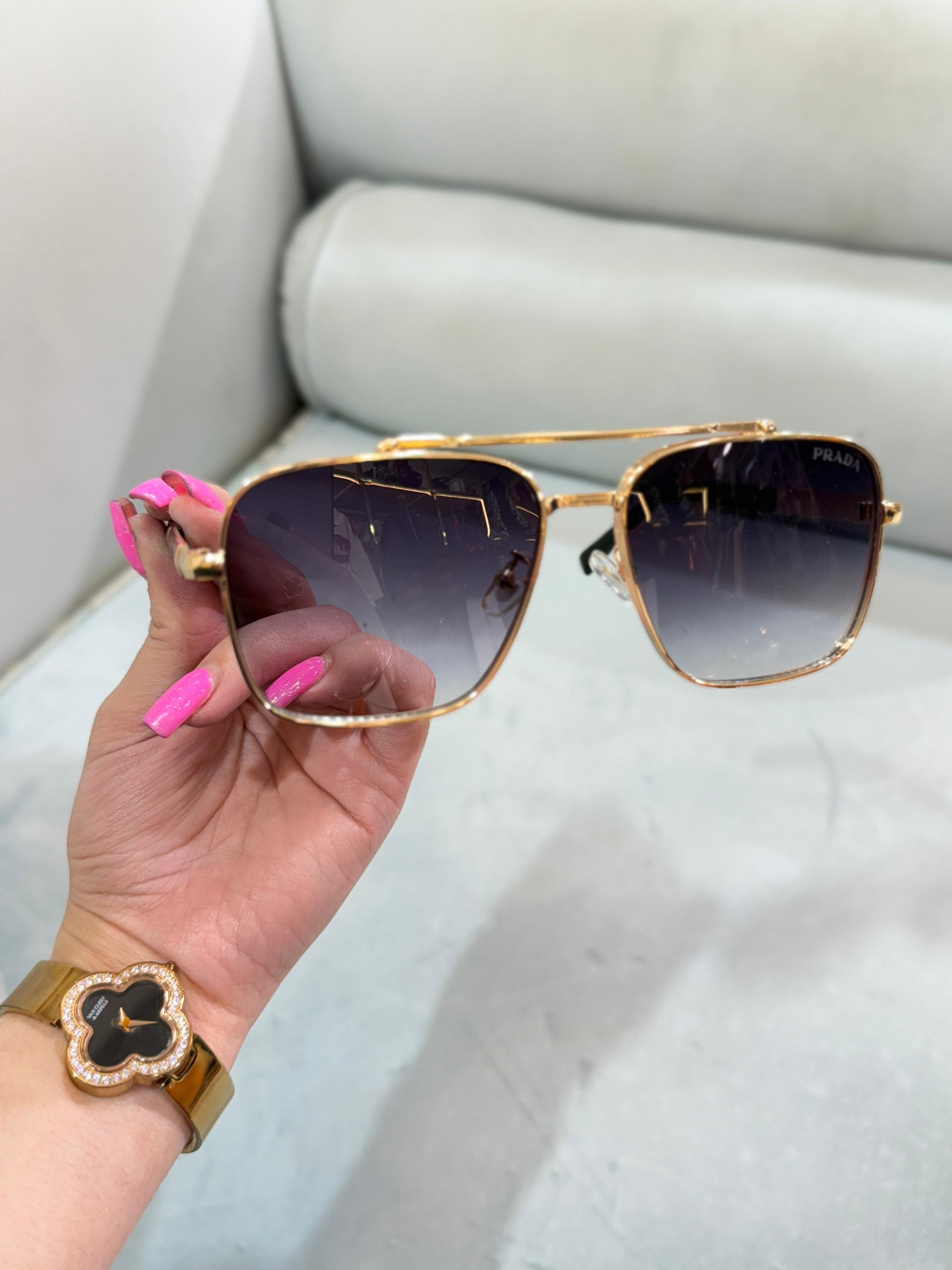 IMG-20250917-WA0296 عینک پرادا فریم طلایی بزرگ - Image 1