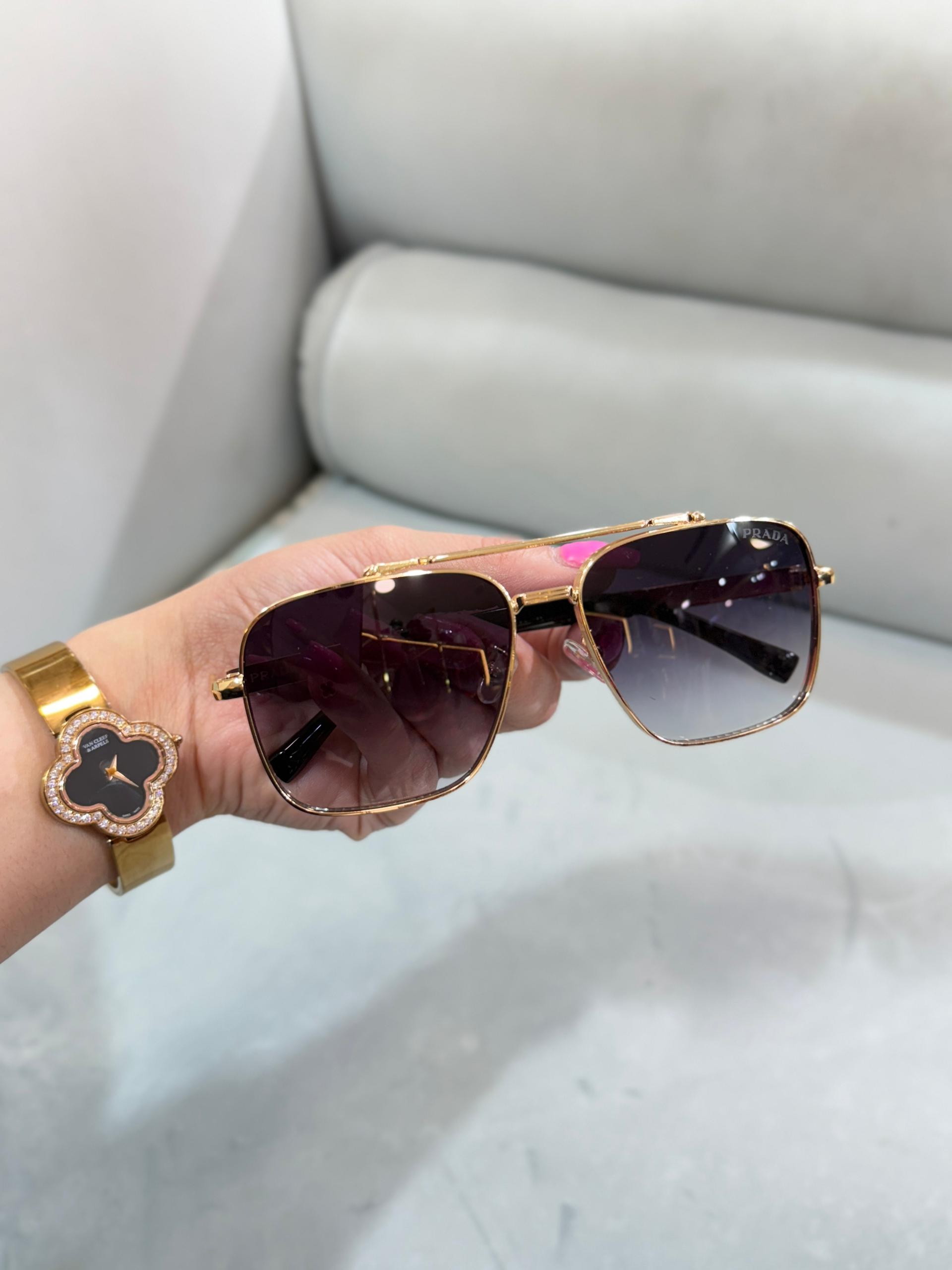 IMG-20250917-WA0297 عینک پرادا فریم طلایی بزرگ - Image 4